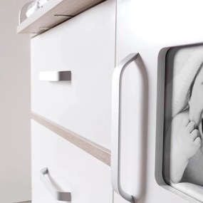 Comodă de copii albă joasă cu aspect de lemn de ulm cu masă de schimbat 117x102 cm Moritz – Roba