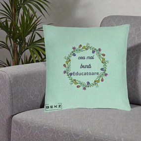 Cadou pentru Educatoare - Perna Personalizata Cea mai Buna Educatoare cu Coronita Florala Colorata, 40x40 cm, Verde Menta, Husa Detasabila, Perna Inclusa, BEKZ®