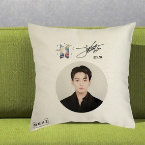 Perna Personalizata K-pop BTS Jungkook Portret cu Autograf, 40x40 cm, Ecru, Husa Detasabila, Perna Inclusa, BEKZ®