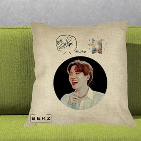 Perna Personalizata K-pop BTS J-Hope Portret cu Autograf, 40x40 cm, Crem, Husa Detasabila, Perna Inclusa, BEKZ®