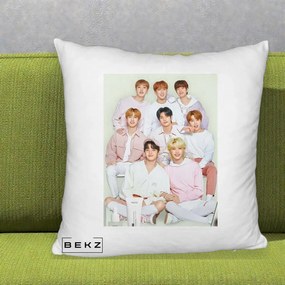 Perna Personalizata K-pop Stray Kids Foto Grup Pastel Roz-Alb cu 8 Membrii, 40x40 cm, Alb Pufos, Husa Detasabila, Perna Inclusa, BEKZ®