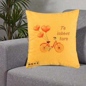 Perna Decorativa Te Iubesc Tare cu Bicicleta Roz si Baloane Inima, 40x40 cm, Galben, Husa Detasabila, Perna Inclusa, BEKZ®
