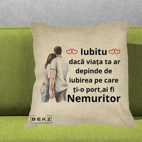 Cadou pentru Iubita - Perna Personalizata Iubitu Nemuritor cu Cuplu Acuarela si Inimi Rosii, 40x40 cm, Crem, Husa Detasabila, Perna Inclusa, BEKZ®