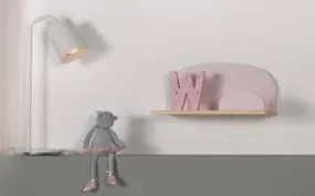 Această combinație KIDDY în roz constă dintr-un pat (90x200), noptieră, 2 rafturi de perete (45 și 65 cm), bară de siguranță și cutie de jucării.