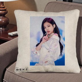Perna Personalizata K-pop BLACKPINK Jennie Concert Alb cu Microfon, 40x40 cm, Bej Canapea, Husa Detasabila, Perna Inclusa, BEKZ®