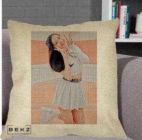 Perna Personalizata K-pop BLACKPINK Nayeon/Jisoo Tenis Alb, 40x40 cm, Crem, Husa Detasabila, Perna Inclusa, BEKZ®