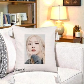 Perna Personalizata K-pop BLACKPINK Rose cu Jucarie de Plus, 40x40 cm, Bej cu Franjuri, Husa Detasabila, Perna Inclusa, BEKZ®