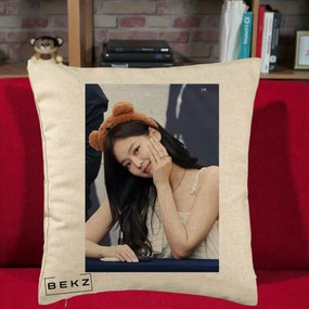 Perna Personalizata K-pop BLACKPINK Jennie Cute cu Diadema Ursulet, 40x40 cm, Bej, Husa Detasabila, Perna Inclusa, BEKZ®