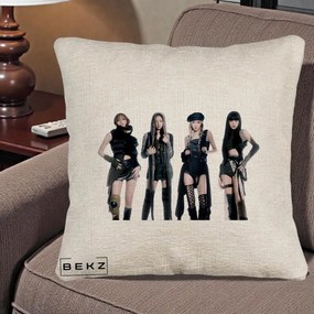 Perna Personalizata K-pop BLACKPINK Tinute Negre Elegante Grup, 40x40 cm, Bej Canapea, Husa Detasabila, Perna Inclusa, BEKZ®