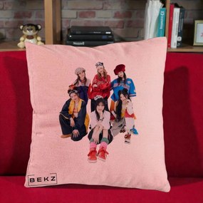 Perna Personalizata Grup K-pop Fete Streetwear Foto, 40x40 cm, Roz, Husa Detasabila, Perna Inclusa, BEKZ®