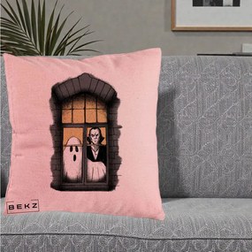 Perna Decorativa Halloween Fantoma si Dracula la Fereastra, 40x40 cm, Roz, Husa Detasabila, Perna Inclusa, BEKZ®
