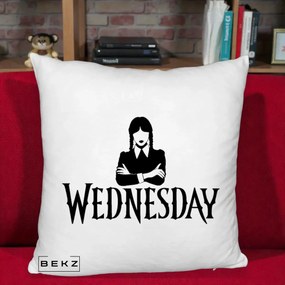 Perna Personalizata Wednesday Addams cu Brate Incrucisate, 40x40 cm, Alb Pufos, Husa Detasabila, Perna Inclusa, BEKZ®