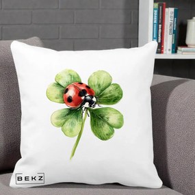 Perna Decorativa Buburuza Norocoasa pe Trifoi cu Patru Foi, 40x40 cm, Alba Mata, Husa Detasabila, Perna Inclusa, BEKZ®