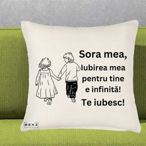 Cadou pentru Sora - Perna Personalizata Sora Mea Te Iubesc Copii Tinand Maini din Spate, 40x40 cm, Crem Reliefat, Husa Detasabila, Perna Inclusa, BEKZ®