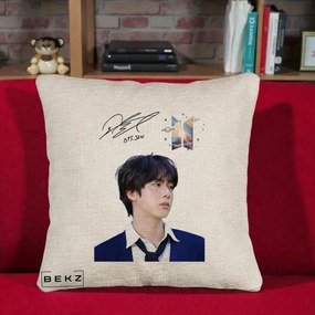 Perna Personalizata K-pop BTS Jin Portret Tinuta Albastra Autograf, 40x40 cm, Bej Canapea, Husa Detasabila, Perna Inclusa, BEKZ®
