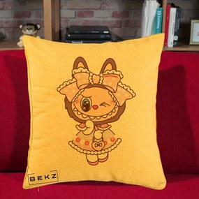 Perna Personalizata Labubu Lolita Roz cu Dantela, 40x40 cm, Galben, Husa Detasabila, Perna Inclusa, BEKZ®