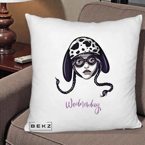 Perna Personalizata Wednesday Addams cu Caine Dalmatian, 40x40 cm, Alb Pufos, Husa Detasabila, Perna Inclusa, BEKZ®