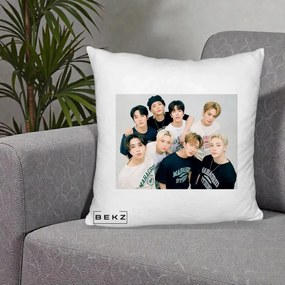 Perna Personalizata K-pop Stray Kids Foto Grup Fara Text, 40x40 cm, Alb Pufos, Husa Detasabila, Perna Inclusa, BEKZ®