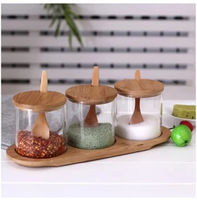 Set pentru condimente, 3 recipiente sticla Borosilicata, cu lingurite, capace si tava din bambus, 30x10x10 cm