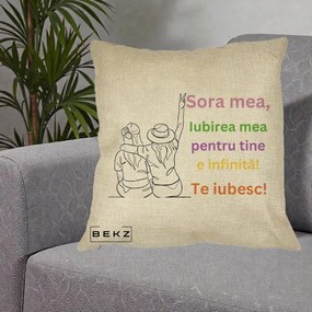 Cadou pentru Sora - Perna Personalizata Sora Mea Te Iubesc Doua Fete cu Palarie si Umbrela, 40x40 cm, Crem, Husa Detasabila, Perna Inclusa, BEKZ®