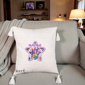 Perna Personalizata K-pop HUNTRX Trio Stea cu Pisica, 40x40 cm, Bej cu Franjuri, Husa Detasabila, Perna Inclusa, BEKZ®