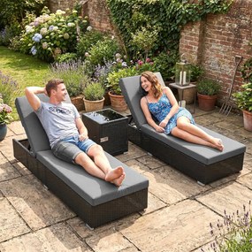 Outsunny Set 2 Șezlonguri de Grădină din Ratan cu Măsuță Laterală și Spătar Reglabil, 184x60x22 cm, Gri Închis | Aosom Romania