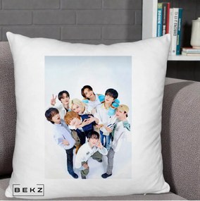 Perna Personalizata K-pop Stray Kids Foto Grup Bleu, 40x40 cm, Alb Pufos, Husa Detasabila, Perna Inclusa, BEKZ®