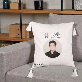 Perna Personalizata K-pop BTS Jungkook Portret cu Autograf, 40x40 cm, Bej cu Franjuri, Husa Detasabila, Perna Inclusa, BEKZ®