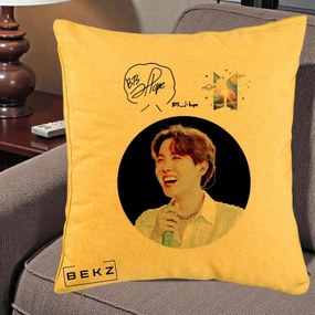Perna Personalizata K-pop BTS J-Hope Portret cu Autograf, 40x40 cm, Galben, Husa Detasabila, Perna Inclusa, BEKZ®
