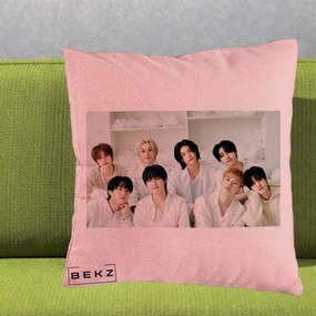 Perna Personalizata K-pop Stray Kids Foto Grup All-White Landscape, 40x40 cm, Roz, Husa Detasabila, Perna Inclusa, BEKZ®