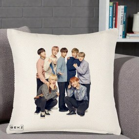 Perna Personalizata K-pop BTS Foto Grup In Picioare Tricoturi, 40x40 cm, Crem Reliefat, Husa Detasabila, Perna Inclusa, BEKZ®
