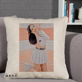 Perna Personalizata K-pop BLACKPINK Nayeon/Jisoo Tenis Alb, 40x40 cm, Bej Canapea, Husa Detasabila, Perna Inclusa, BEKZ®
