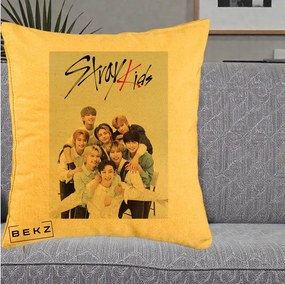 Perna Personalizata K-pop Stray Kids cu Foto Grup Alb-Albastru, 40x40 cm, Galben, Husa Detasabila, Perna Inclusa, BEKZ®