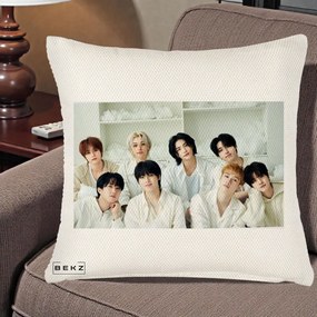 Perna Personalizata K-pop Stray Kids Foto Grup All-White Landscape, 40x40 cm, Crem Reliefat, Husa Detasabila, Perna Inclusa, BEKZ®