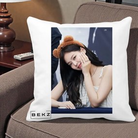 Perna Personalizata K-pop BLACKPINK Jennie Cute cu Diadema Ursulet, 40x40 cm, Alba Mata, Husa Detasabila, Perna Inclusa, BEKZ®