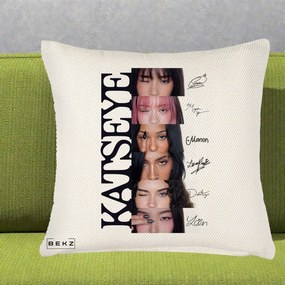 Perna Personalizata K-pop KATSEYE Semnaturi Membre Foto, 40x40 cm, Crem Reliefat, Husa Detasabila, Perna Inclusa, BEKZ®