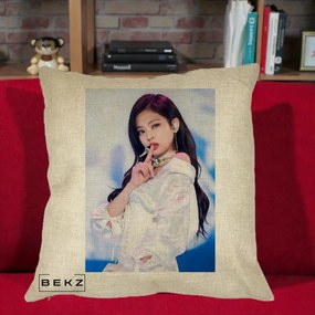 Perna Personalizata K-pop BLACKPINK Jennie Concert Alb cu Microfon, 40x40 cm, Crem, Husa Detasabila, Perna Inclusa, BEKZ®