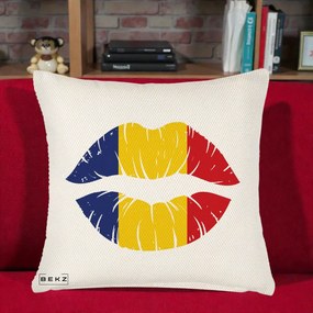 Perna Personalizata Buze Tricolor Romania, 40x40 cm, Crem Reliefat, Husa Detasabila, Perna Inclusa, BEKZ®