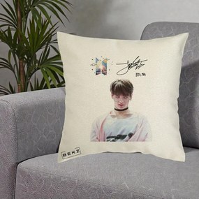 Perna Personalizata K-pop BTS Jungkook Portret cu Ochelari Autograf, 40x40 cm, Ecru, Husa Detasabila, Perna Inclusa, BEKZ®