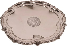 Platou pe picior din alamă lucrată manual, argintiu, cu bordură decorată și medalion gravat, aspect vintage, finisaj nichelat, 15 x 45 cm, „Sheffield”