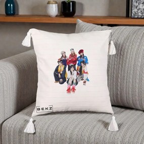 Perna Personalizata Grup K-pop Fete Streetwear Foto, 40x40 cm, Bej cu Franjuri, Husa Detasabila, Perna Inclusa, BEKZ®