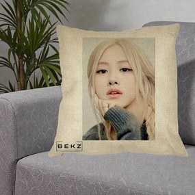Perna Personalizata K-pop BLACKPINK Rose cu Jucarie de Plus, 40x40 cm, Crem, Husa Detasabila, Perna Inclusa, BEKZ®