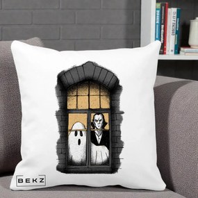 Perna Decorativa Halloween Fantoma si Dracula la Fereastra, 40x40 cm, Alba Mata, Husa Detasabila, Perna Inclusa, BEKZ®