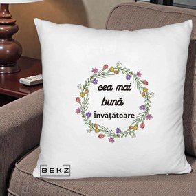 Cadou pentru Invatatoare - Perna Personalizata Cea mai Buna Invatatore cu Coronita Florala Colorata, 40x40 cm, Alb Pufos, Husa Detasabila, Perna Inclusa, BEKZ®