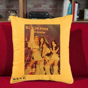 Perna Personalizata K-pop BLACKPINK The Show Concert cu 4 Membre pe Scena, 40x40 cm, Galben, Husa Detasabila, Perna Inclusa, BEKZ®
