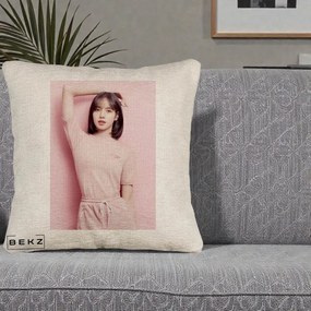 Perna Personalizata K-pop BLACKPINK Lisa Roz, 40x40 cm, Bej Canapea, Husa Detasabila, Perna Inclusa, BEKZ®