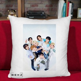 Perna Personalizata K-pop Stray Kids Foto Grup Bleu, 40x40 cm, Alb Pufos, Husa Detasabila, Perna Inclusa, BEKZ®