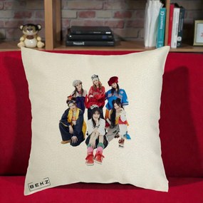 Perna Personalizata Grup K-pop Fete Streetwear Foto, 40x40 cm, Ecru, Husa Detasabila, Perna Inclusa, BEKZ®