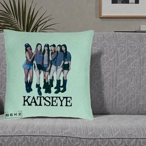 Perna Personalizata K-pop KATSEYE Grup Foto Tinute Gri, 40x40 cm, Verde Menta, Husa Detasabila, Perna Inclusa, BEKZ®
