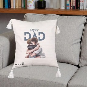 Cadou pentru Tata - Perna Personalizata Super Dad Tata si Fiu Imbratisare, 40x40 cm, Bej cu Franjuri, Husa Detasabila, Perna Inclusa, BEKZ®